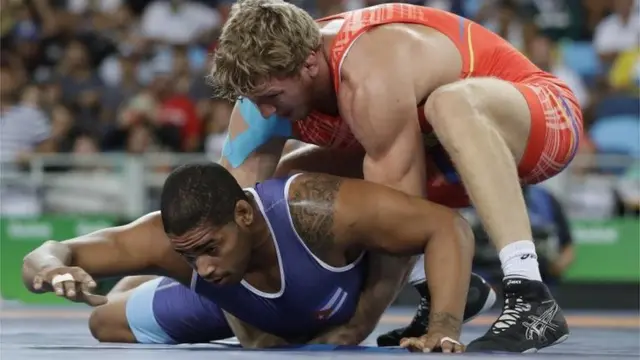 Yasmany Lugo Cabrera (izquierda) y Artur Aleksanyan (derecha).