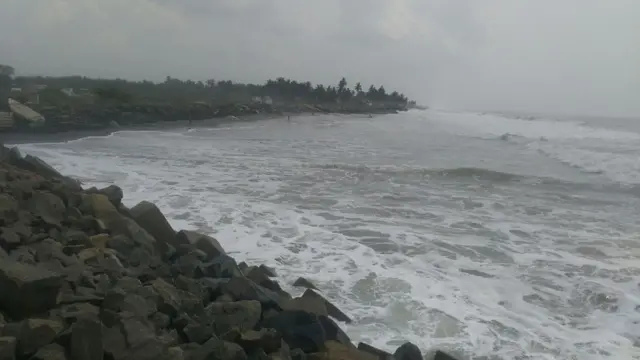 సముద్రంలో అలలు