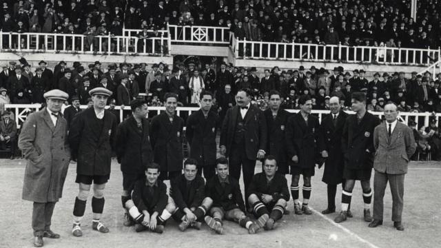 Jack Greenwell (a la izquierda) con jugadores y parte de la directiva del Barcelona.