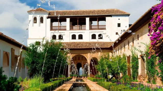 Les visiteurs peuvent encore voir une partie de l'Acequia Real aujourd'hui dans le Patio de la Acequia, où elle est encadrée par des jets d'eau arqués