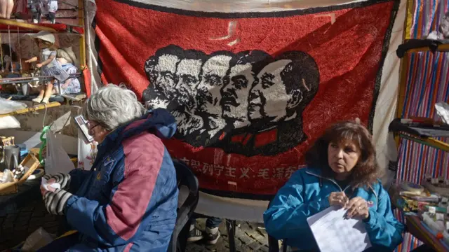 Marx, Engels ve Lenin'in art arda dizilen portreleri Sovyetler Birliği'nde sıklıkla kullanılıyordu. Arjantin'deki sokak satıcılarının sattığı bu bayrağa Josef Stalin ve Çin devriminin önderi Mao Zedung da eklenmiş