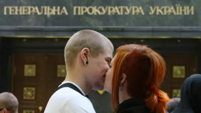 У Києві всі цілуються з усіма і всюди