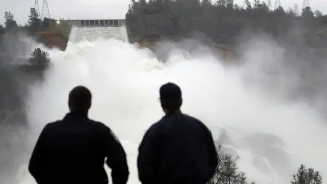 Вода из запасного слива была направлена прямо на склон