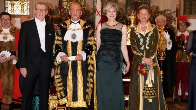 Le Premier ministre Theresa May, avec son époux Philip May (en costume noir à gauche).