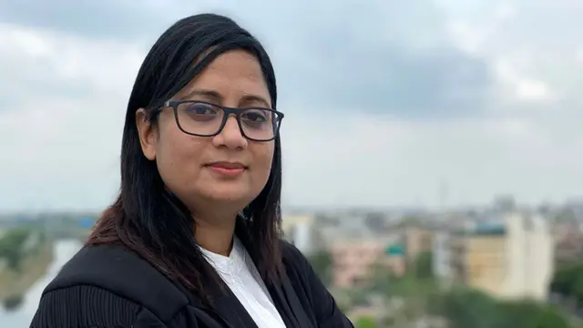 Крупным планом лицо женщины в очках