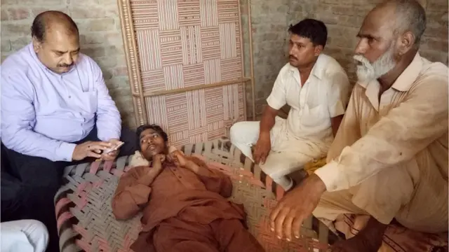 સરકારી અધિકારીઓ જગસીરને મળ્યા