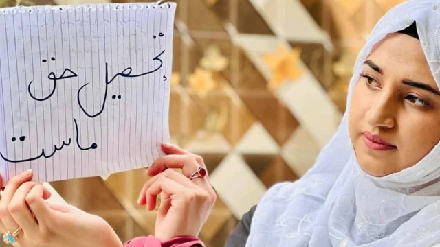 Nawida Khurasani a participé à des manifestations pour défendre le droit des femmes à l'éducation. Sur sa pancarte, on peut lire : "L'éducation est un droit pour nous".