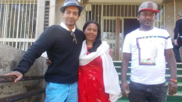 ከግራ ማንስ ክላውዘን፣ ሀሊማ ሀሰንና ሁሴን ፈይሰል በኢትዮጵያ ብሔራዊ ሙዝየም