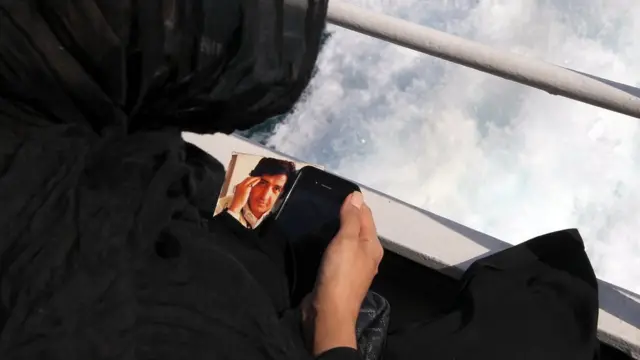 বিমানের নিহত আরোহীদের একজনের ছবি নিয়ে শোক প্রকাশ করছেন তার স্বজন