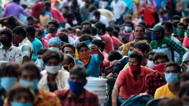 கொரோனா வைரஸால் முகக்கவசம் அணிந்து இருக்கும் மக்கள்