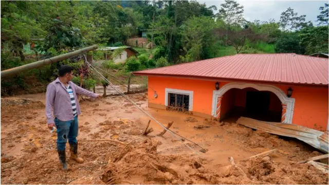Una vivienda con lodo en Honduras