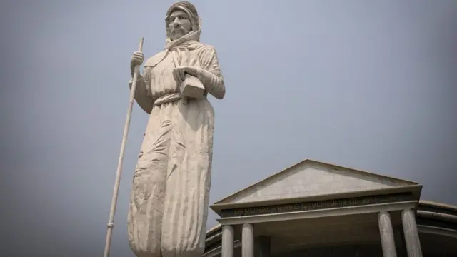 Une statue de Pierre Savorgnan de Brazza, fondateur de Brazzaville, devant le Mémorial Pierre Savorgnan de Brazza à Brazzaville.