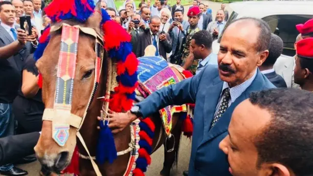 Isaayyaas farda waliin