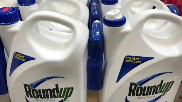 ขวดสารเคมียี่ห้อราวนด์อัพ