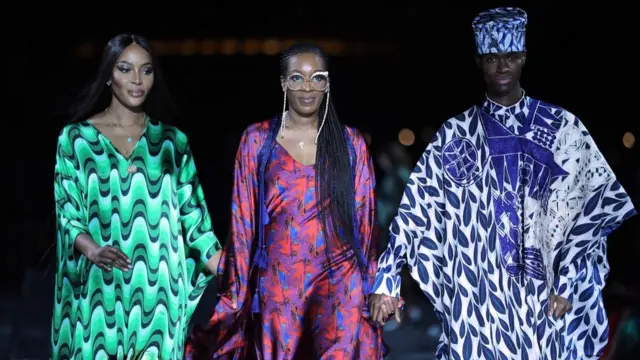Naomi Campbell tare da biyu daga cikin wadanda suka sanya kayan da ta zana, su na tafe a layin dogon tallan kaya