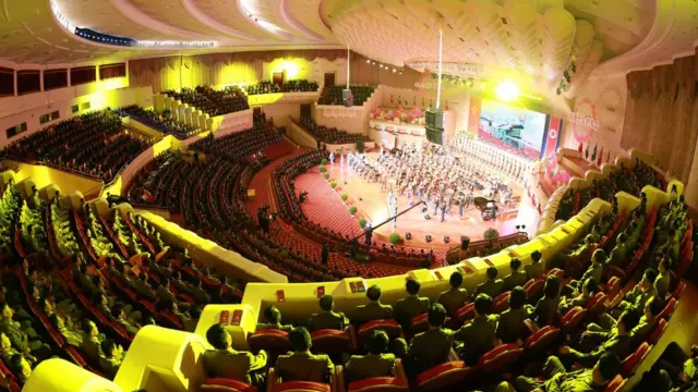 朝鲜人民军女兵在平壤人民剧院演出（朝中社2017年9月10日发放图片）