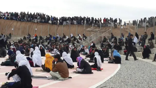 धार्मिक कार्यक्रम में शिरकत करते मुसलमान