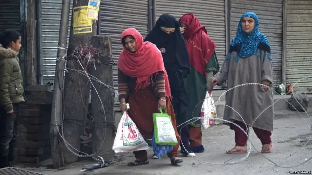 या विशेष कलमेमुळे जम्मू-काश्मीरच्या महिलांवर भेदभाव होतो, असाही एक युक्तिवाद आहे.