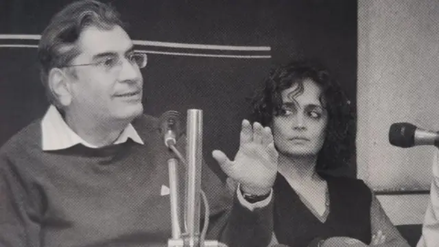 एक कार्यक्रम में लेखिका अरुंधति राय के साथ