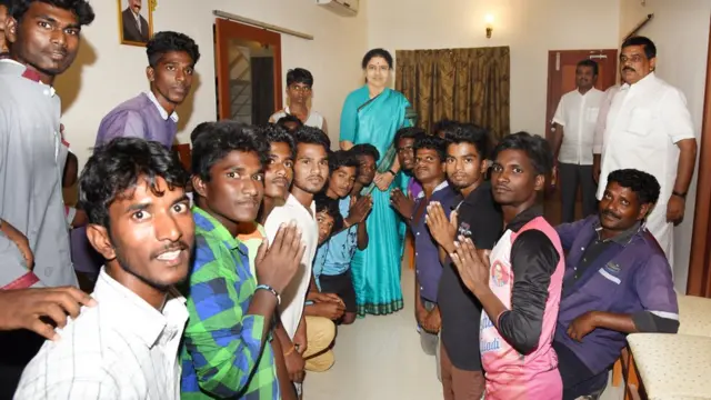 ஆதரவாளர்களுடன்