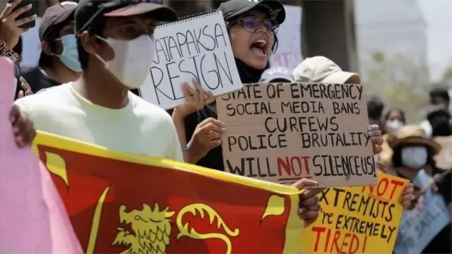 રાષ્ટ્રપતિ ગોટાબાયા રાજપક્ષે વિરુદ્ધ સૂત્રો પોકારતા પ્રદર્શનકારીઓ