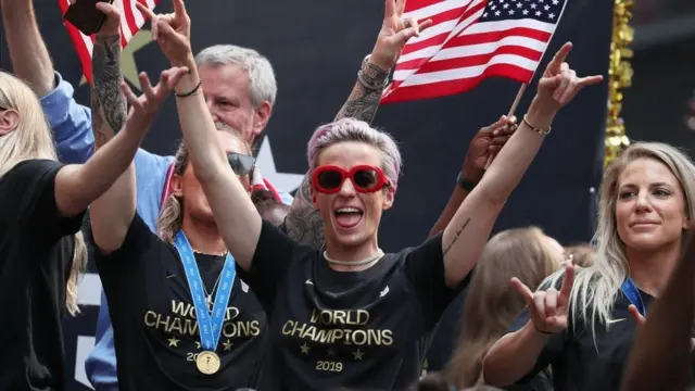 கால்பந்து பெண்கள் உலகக் கோப்பை வென்ற அமெரிக்க அணித் தலைவருக்கு உள்நாட்டில் அவமதிப்பு ஏன்?