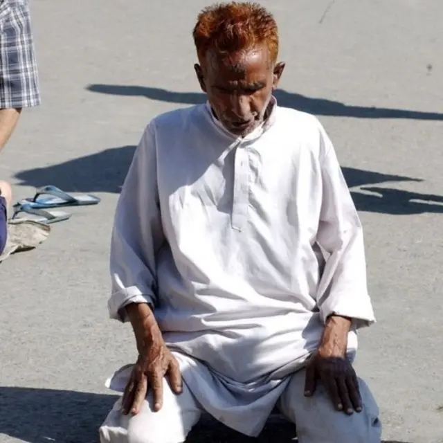 नमाज़ पढ़ता मुसलमान