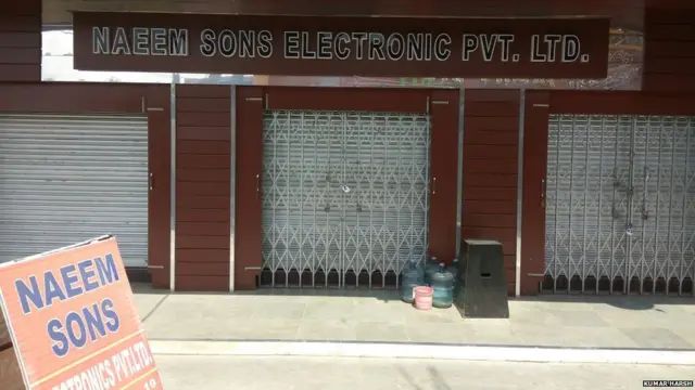 मियां बाज़ार इलाक़े में नसीम ने एक इलेक्ट्रॉनिक पार्ट्स की दुकान खोली.