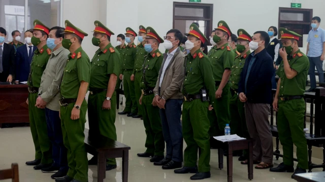 Phan Văn Anh Vũ (trái), Nguyễn Duy Linh (giữa) và Hồ Hữu Hòa (phải) tại phiên xử.