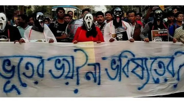 'ভবিষ্যতের ভূত' ছবিটি হঠাৎ বন্ধ হয়ে যাওয়ায় কলকাতায় পথবিক্ষোভ।