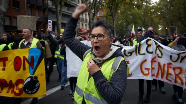 Người biểu tình xuống đường ở thành phố Toulouse, Pháp, hôm 16/11