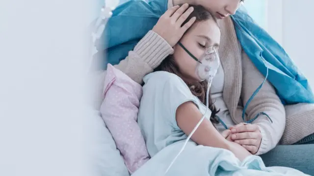 Niña enferma junto a su madre