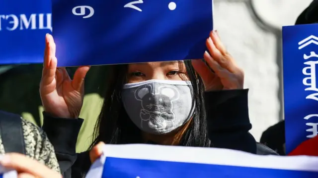 蒙古首都乌兰巴托一场集会上一位女士举起声援中国内蒙古人民捍卫蒙古语教学标语(2/9/2020)