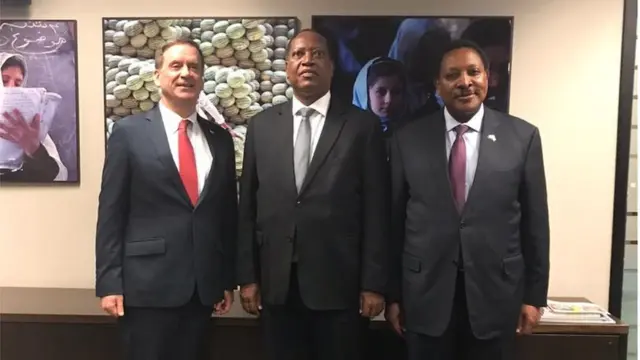 Waziri wa Mambo ya Nje na Ushirikiano wa Afrika Mashariki Prof. Palamagamba John Kabudi (Mb) akiwa katika picha ya pamoja na Balozi Mteule wa Marekani Nchini Tanzania Dkt. Donald Wright (aliyevaa tai nyekundu) Kulia ni Balozi wa Tanzania Nchini Marekani Balozi Wilson Masilingi