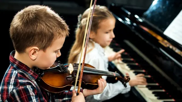 Niños tocando instrumentos
