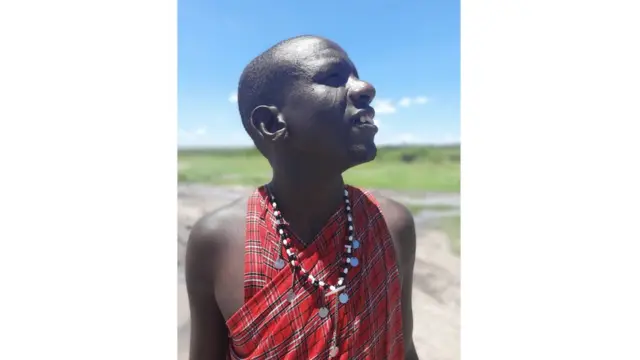 पारंपरिक वेशात मसाई व्यक्ती