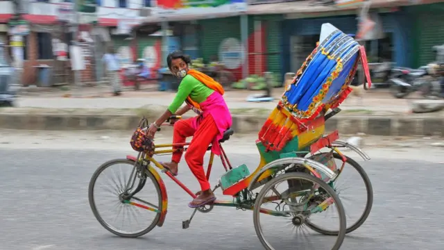 বাংলাদেশের ঢাকায় একজন নারী রিক্সাচালক, ০১/০৯/২০২১
