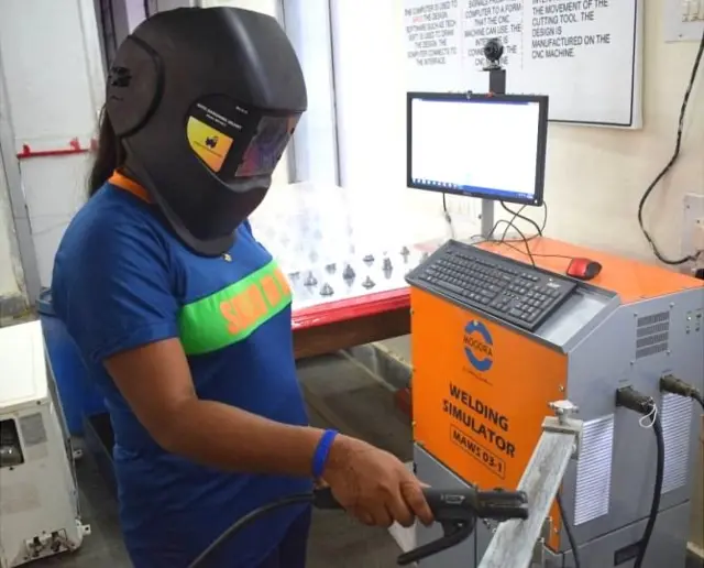 స్కిల్ ఇండియా శిక్షణ పొందుతున్న యువతి