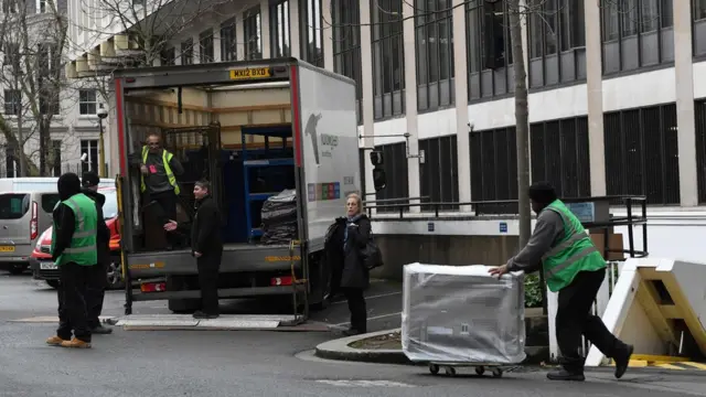 Trabajadores de mudanza en la embajada de Estados Unidos en el centro de Londres