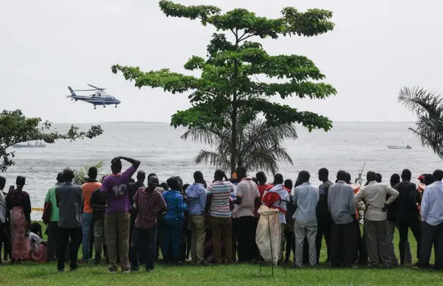 দুর্যোগের ওই ঘটনার পর লোকজন ভীড় করে উদ্ধারকাজ দেখছে।