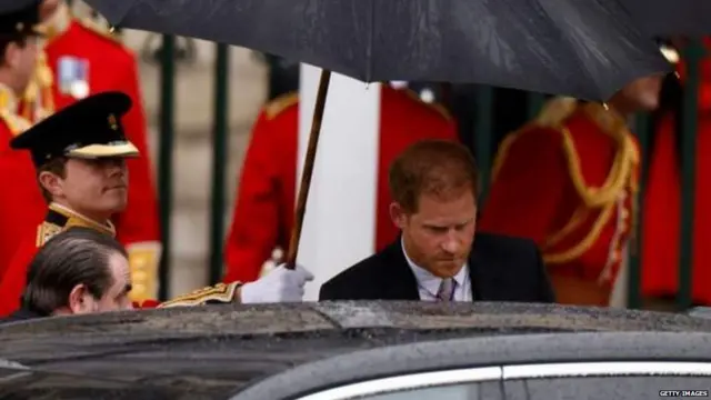 किंग चार्ल्स III की ताजपोशी हो गई है.