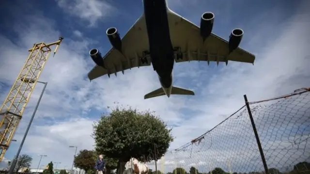 Avião visto debaixo