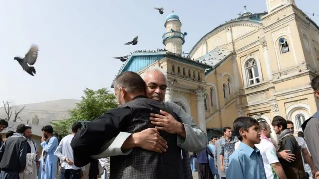 عناق في باحة مسجد شاهيدو شامشيرا في العاصمة الأفغانية كابول.