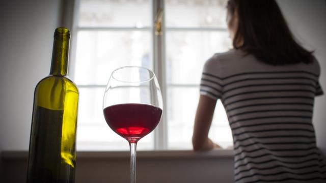 Mulher com garrafasportingbet pix demora quanto tempovinho