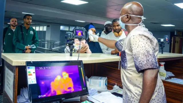 Onye ọrụ ahụike na-enyocha ndi njem ọdọ ụgbọelu