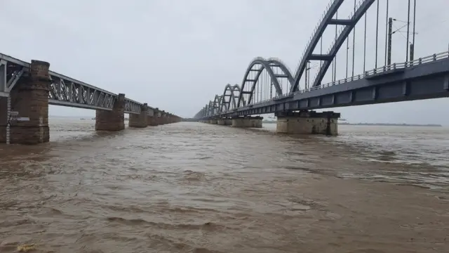 రాజమండ్రి వద్ద గోదావరి ఉగ్రరూపం