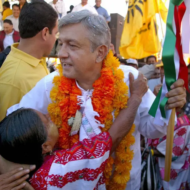 AMLO con adherentes