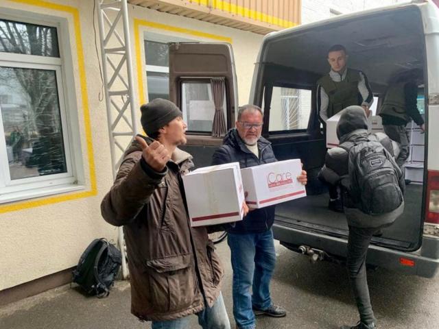 Бучанці розвантажують гуманітарну допомогу в перший день після відступу росіян