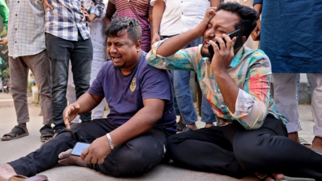 ভূমিকম্পের ঘটনায় নিহতের স্বজন আহাজারি করছেন 