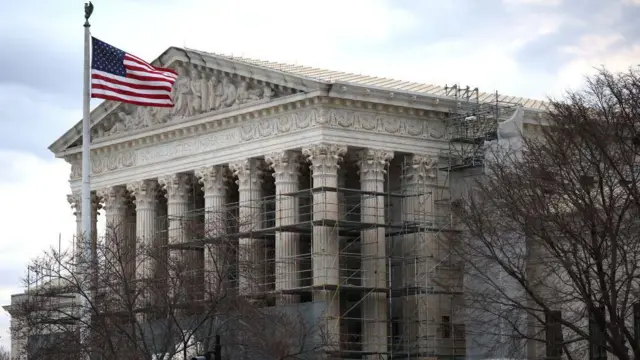 Sede de la Corte Suprema de EE.UU. en Washington DC con la bandera de Estados Unidos